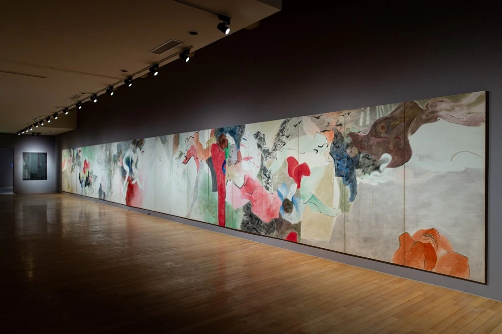 張相宜作品展場一景：右為《我的故事》，1989，水墨設色、紙本，212×2100cm；左為《光之軸》，2018，水墨設色、紙本，160×120cm。-圖片